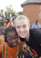 Claudia con bambina burkinabé.jpg