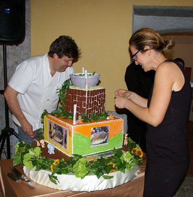 305 Paolo e Laura presentano la torta.jpg