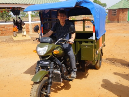 51-il nostro moto-taxi per andare a scuola.JPG