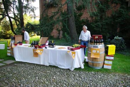 3-l'angolo del vino in giardino.JPG